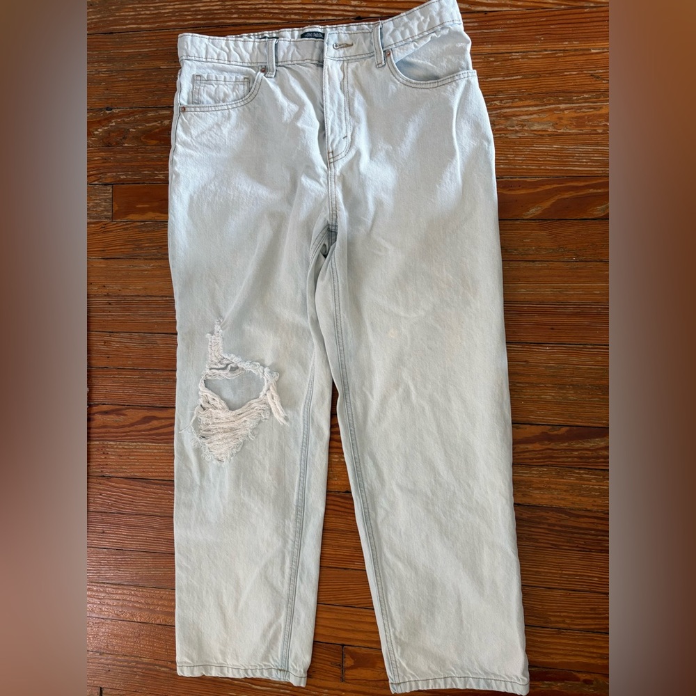Light Wash Women's Distressed Jeans - Classic Casual